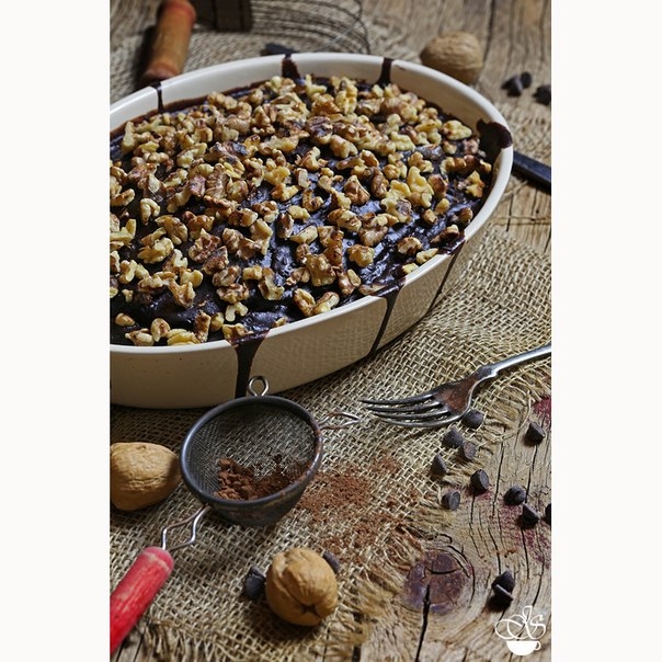 Шоколадный пирог с орехами.