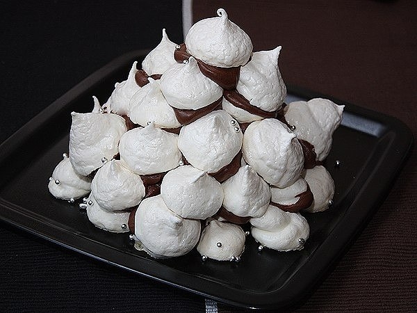 Торт из безе с шоколадным кремом.
