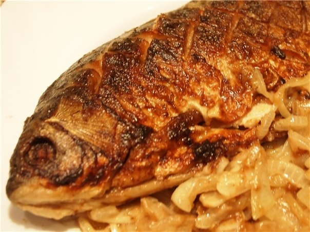 Жаренный карась, маринованный в сметане