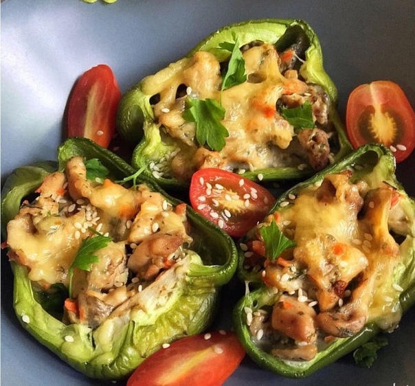 ФАРШИРОВАННЫЙ ПЕРЕЦ С СЫРОМ, КУРИЦЕЙ И ГРИБАМИ