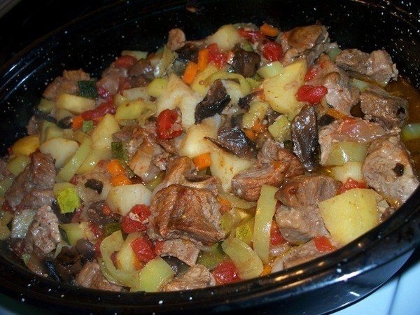 Жаркое, а попросту, картошка с мясом и овощами, приготовленная в духовке