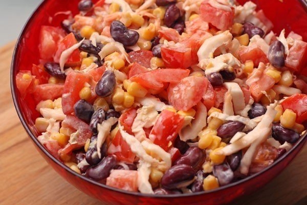 СЫТНЫЙ САЛАТ С ФАСОЛЬЮ И КУКУРУЗКОЙ