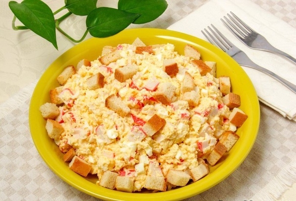 САЛАТ С КРАБОВЫМИ ПАЛОЧКАМИ С СУХАРИКАМИ И СЫРОМ