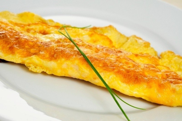 ОМЛЕТ-РУЛЕТ С БЕКОНОМ, ГРЕНКАМИ И ЧЕСНОКОМ