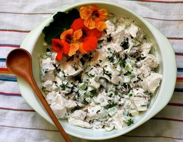 Салат с вареной грудкой и сельдереем