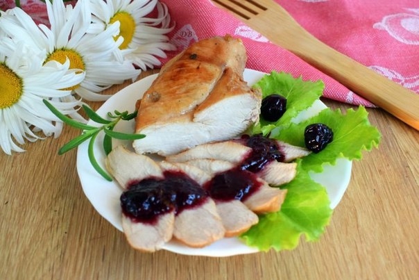 Куриная грудка с вишневым соусом