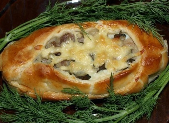 ЛОДОЧКИ ИЗ СЛОЕНОГО ТЕСТА С МЯСОМ И СОЛЕНЫМИ ОГУРЧИКАМИ ЛОДОЧКИ ИЗ СЛОЕНОГО ТЕСТА С МЯСОМ И СОЛЕНЫМИ ОГУРЧИКАМИ