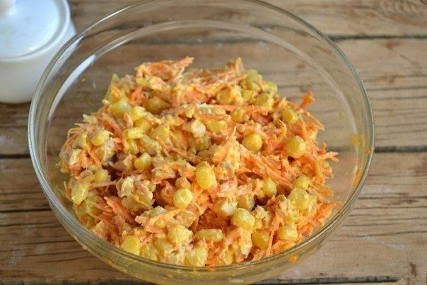 САЛАТ С КОРЕЙКОЙ И КОПЧЕНОЙ КУРИЦЕЙ