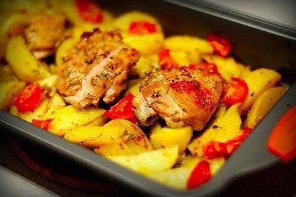 КУРИЦА, МАРИНОВАННАЯ В КЕФИРЕ С КАРТОФЕЛЕМ И ТРАВАМИ