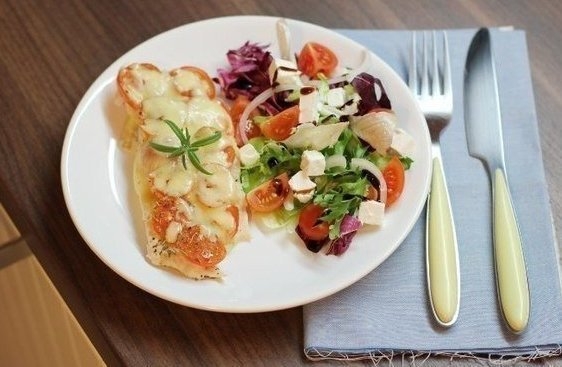 КУРИЦА С ПОМИДОРКАМИ