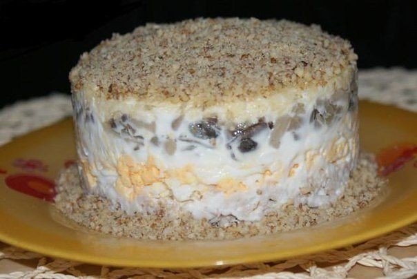 САЛАТ С КУРИЦЕЙ, СЫРОМ И ОРЕХАМИ