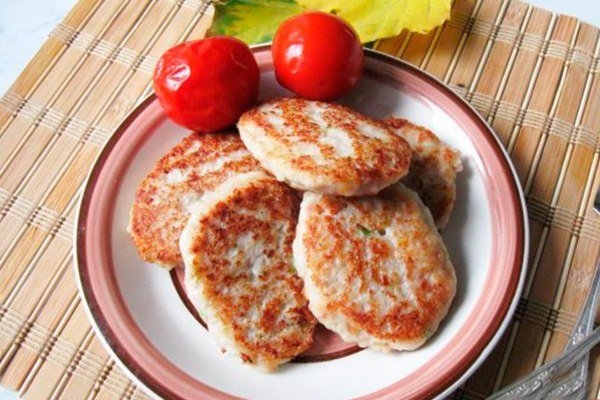 КОТЛЕТИ ИЗ ИНДЕЙКИ С МОЛОКОМ И МАНКОЙ КОТЛЕТИ ИЗ ИНДЕЙКИ С МОЛОКОМ И МАНКОЙ
