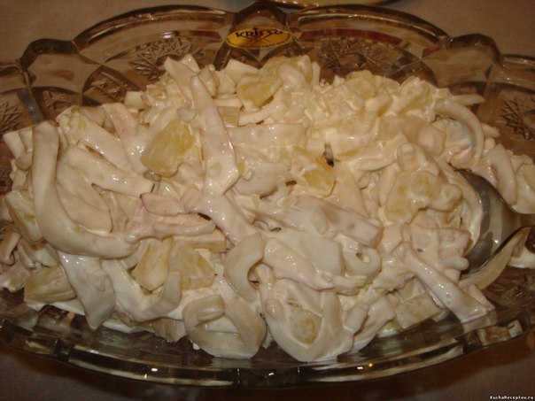 Салат с кальмарами и ананасом