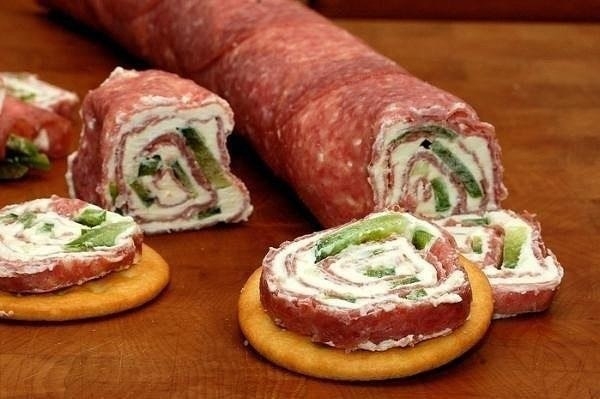 Ролл из салями и сливочного сыра! Ролл из салями и сливочного сыра!
