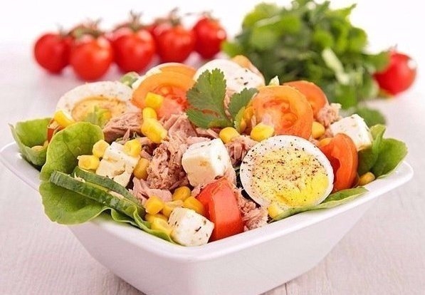 Салат с тунцом, яйцом и сыром!