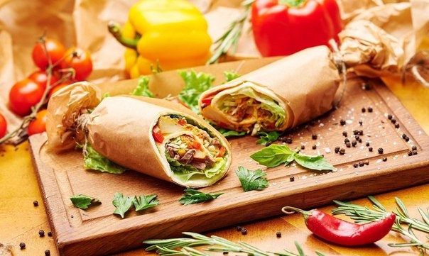 Шаурма с карри соусом, беконом и зелёным салатом