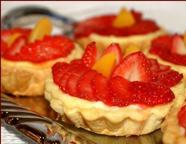 Праздничные корзиночки с творожной начинкой и клубникой