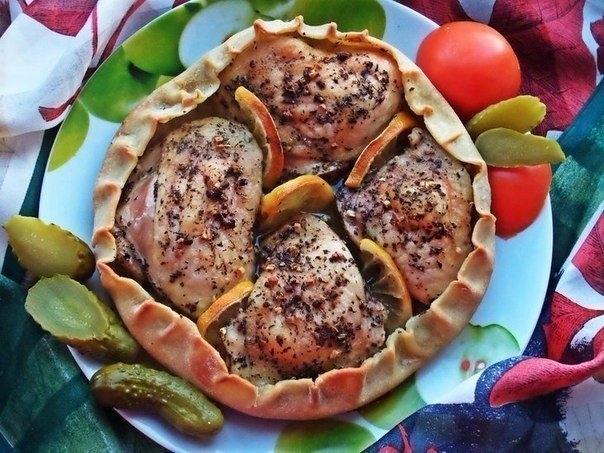 Курочка в съедобной тарелке!