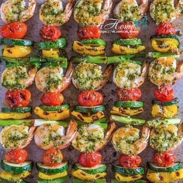 Яркий и сочный шашлык с креветками и овощами