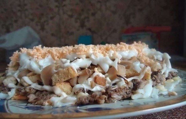ВКУСНЕЙШИЙ САЛАТ С ШПРОТАМИ :)