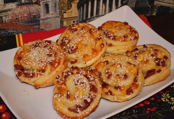 СЛОЙКИ С КОЛБАСОЙ И СЫРОМ :)