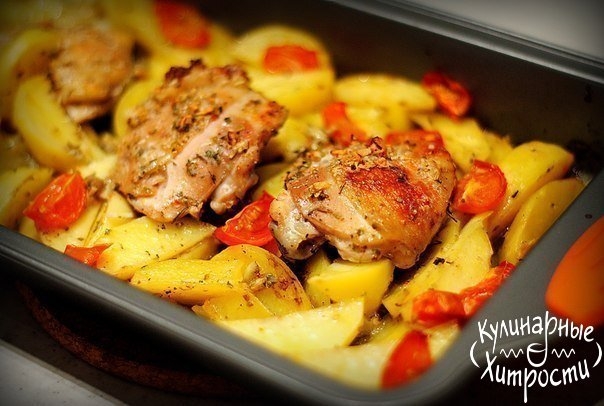 КУРИЦА МАРИНОВАННАЯ В КЕФИРЕ,ЗАПЕЧЕННАЯ С КАРТОФЕЛЕМ ,ТРАВАМИ И ЧЕСНОКОМ