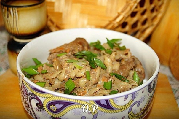 Печень в сметане с макаронами