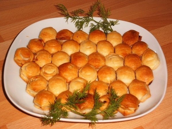 Маленькие закусочные пирожки из слоёного теста