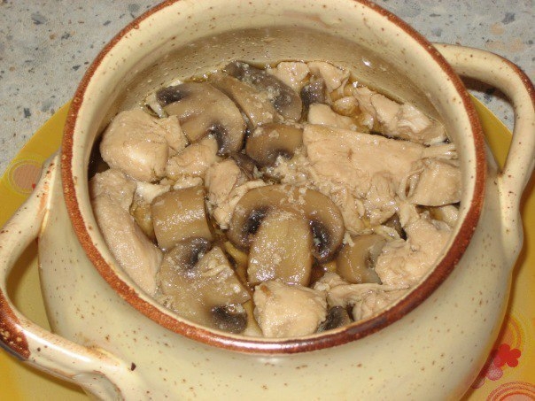 Куриная грудка с грибами в горшочках