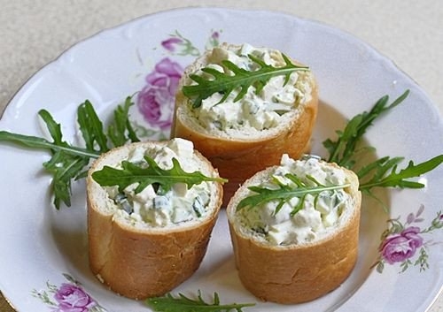 Куриный салат в багете