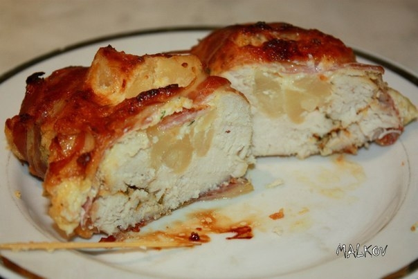 Куриные грудки запеченные с ананасами, сметаной, сыром и чесноком