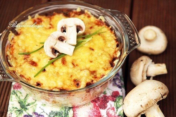 Курица с грибами на рисовой подушке.