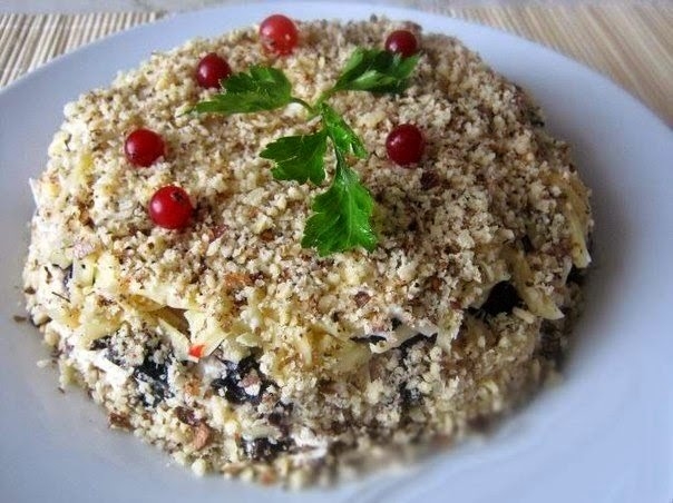 Салат с черносливом, курицей и шампиньонами Салат с черносливом, курицей и шампиньонами