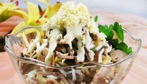 Рецепт салата из говяжьего языка с грибами и черносливом