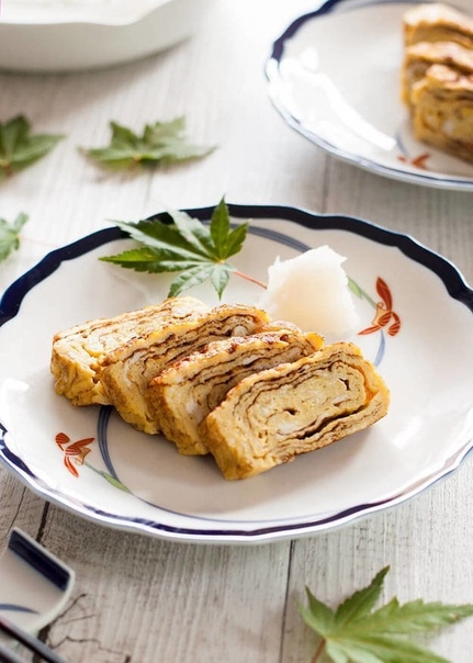 Рулетики из омлета с беконом и грибами