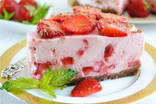 Торт из творога со свежей клубникой