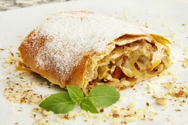 Яблочный штрудель с грецким орехом