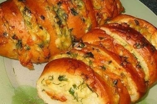 Батон, запеченный в фольге с сыром и чесноком. Батон, запеченный в фольге с сыром и чесноком.