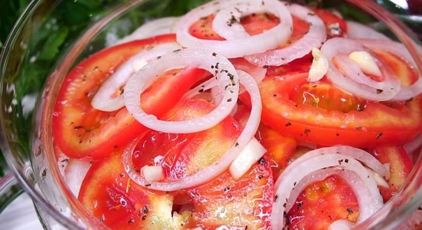 Очень вкусная закуска из помидоров и лука: весь секрет в маринаде
