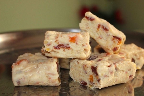 Банановые бурфи с миндалем, курагой и изюмом