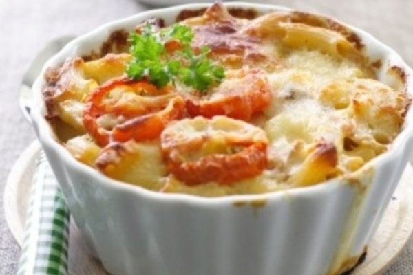 Макароны с помидорами и чесноком под сыром Макароны с помидорами и чесноком под сыром