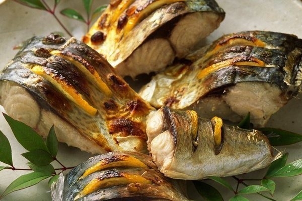 Запеченная скумбрия с апельсином в фольге