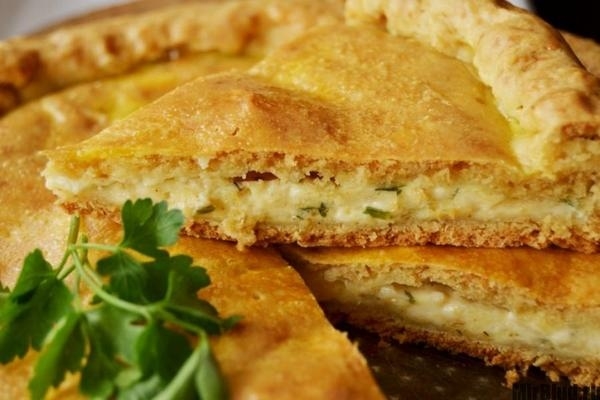 Ароматный пирог с сыром и луком