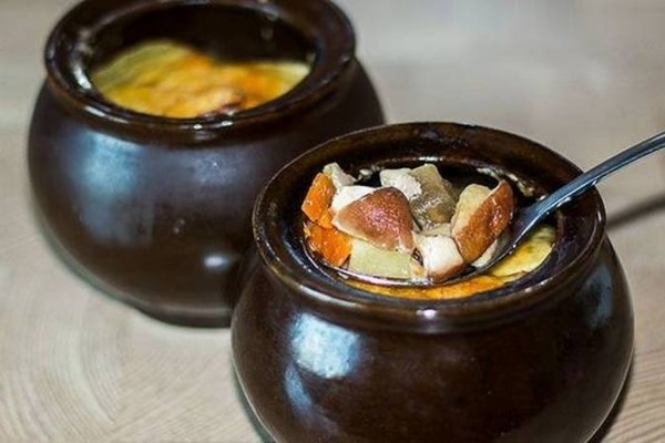 Картошка с курицей, овощами и грибами в горшочках