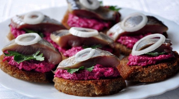 Гренки с сельдью и свекольным салатом. Просто и нереально вкусно!