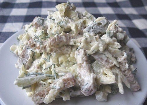 Сытный сырный салат с огурцами и сухариками