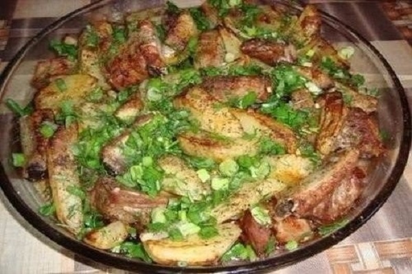 Сочные и аппетитные свиные ребрышки с картошкой, приготовленные в духовке!