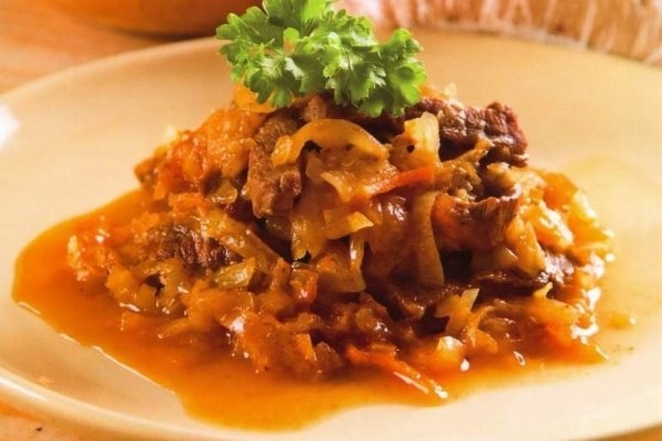 Тушеная капуста с мясом и яблоком в горшочке