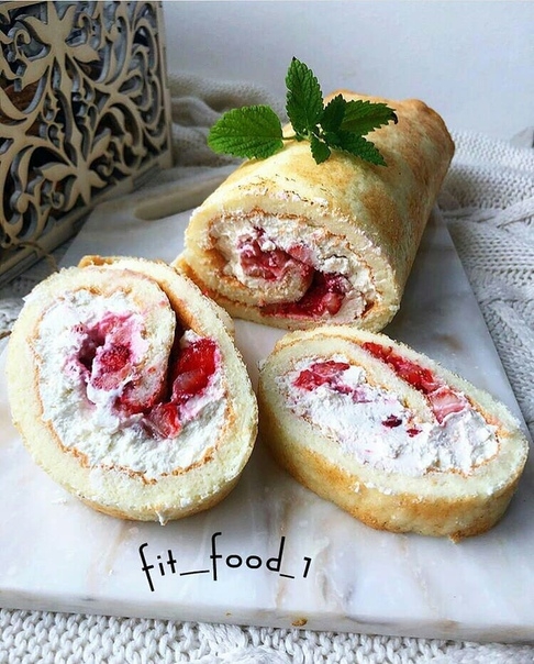 Воздушный рулет с клубникой