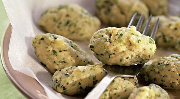 КЛЕЦКИ С ПЕТРУШКОЙ И ЧЕСНОЧНЫМ МАСЛОМ